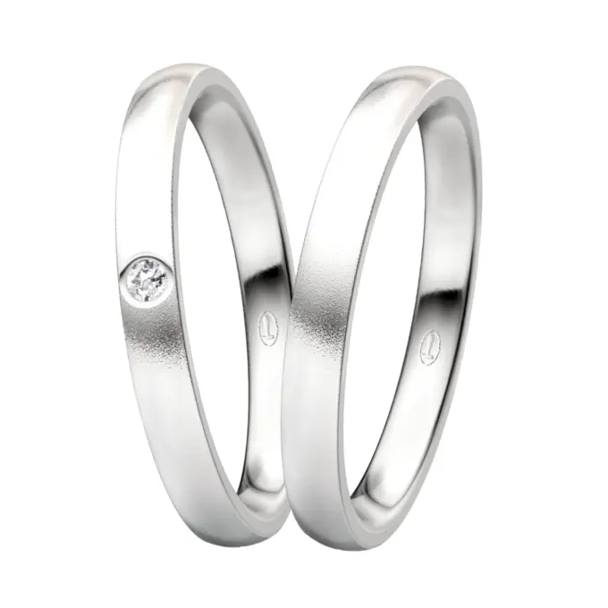 Sandmattierte Eheringe aus Silber 925 in 2,5 mm Breite mit Diamant