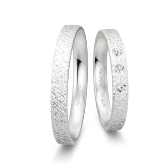 Eheringe aus Silber 925 mit 3 Diamanten und Strukturierung