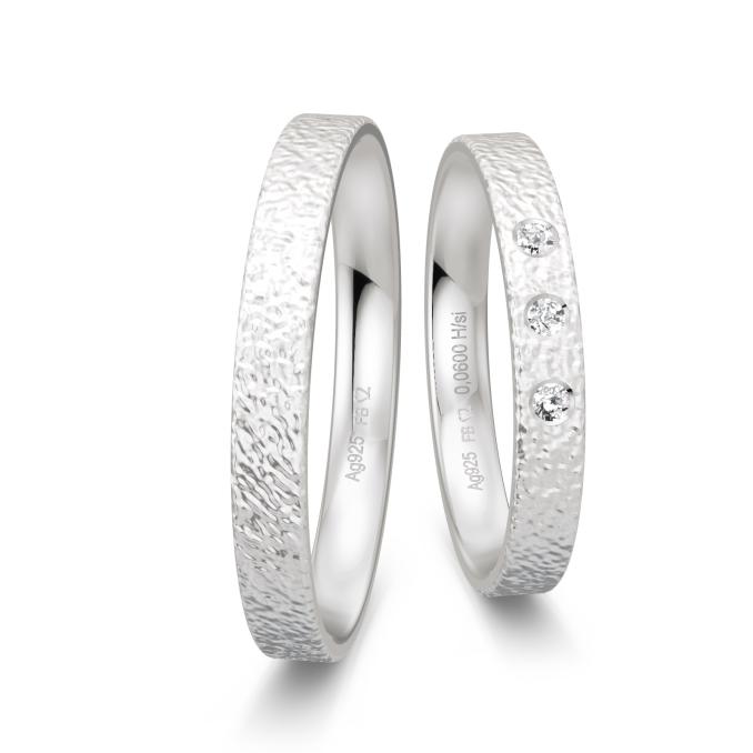 Eheringe aus Silber 925 mit 3 Diamanten und Strukturierung