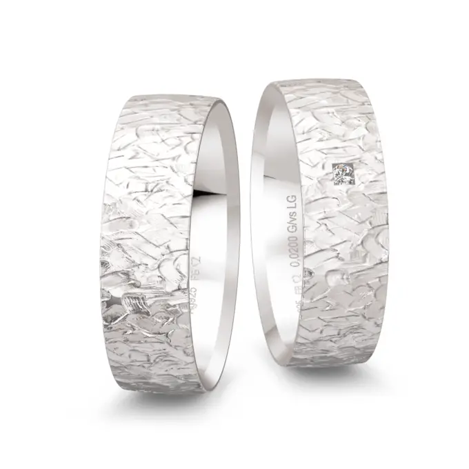 Breite 925er Silber Trauringe mit Strukturierung und Labor-Diamanten