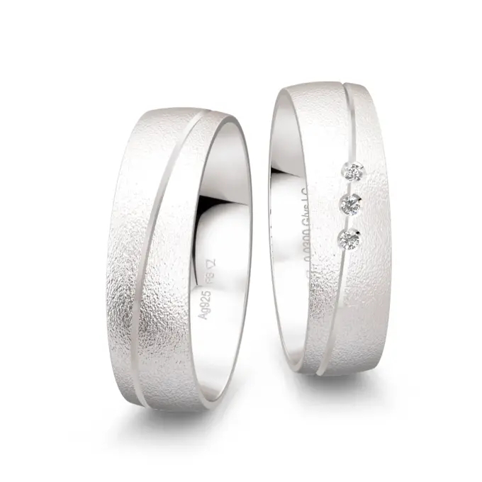 Gekörnte 925er Silber Trauringe mit drei Labor-Diamanten in gewundener Rille