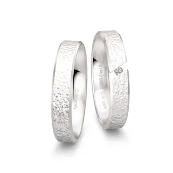 925er Silber Trauringe mit Labor-Diamanten in Spann-Optik und plastischer Oberfläche