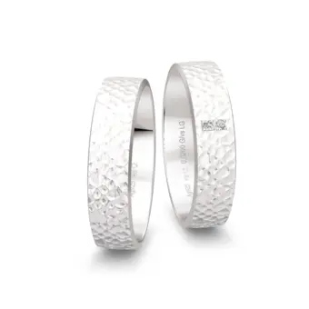 Strukturierte 925er Silber Trauringe mit zwei Labor-Diamanten außen flach