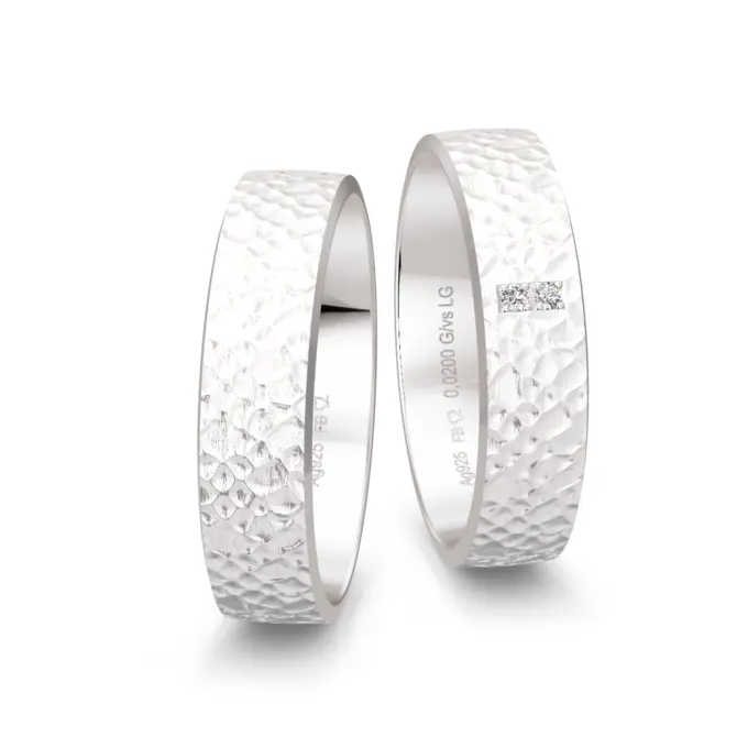 Strukturierte 925er Silber Trauringe mit zwei Labor-Diamanten außen flach