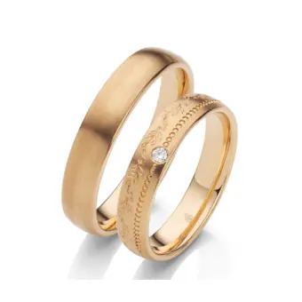 Matte Sommergold Eheringe mit Diamanten und blumigem Muster im Damenring