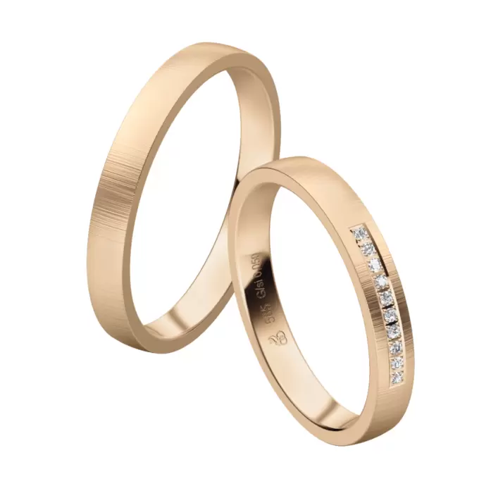 Außen flache Eheringe aus quermattem Sommergold mit Diamantenreihe