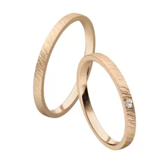 Schmale Eheringe aus Sommergold mit einzelnem Diamanten und schraffierter Oberfläche