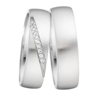 Gerundete Edelstahl Eheringe mit längsmatter Oberfläche und 9 Diamanten