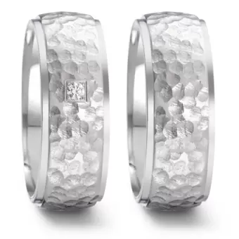Strukturierte breite Eheringe aus Edelstahl mit Hammerschlag und Diamanten