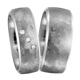 Eheringe aus Titan von Hand strukturiert mit Diamant in zwei Breiten