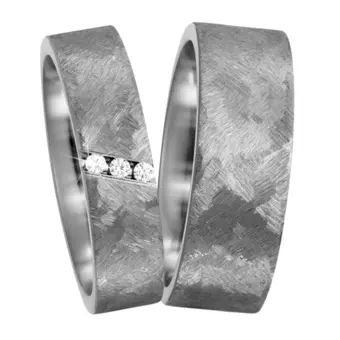 Handstrukturierte Eheringe aus Titan mit 3 Diamanten in zwei Breiten