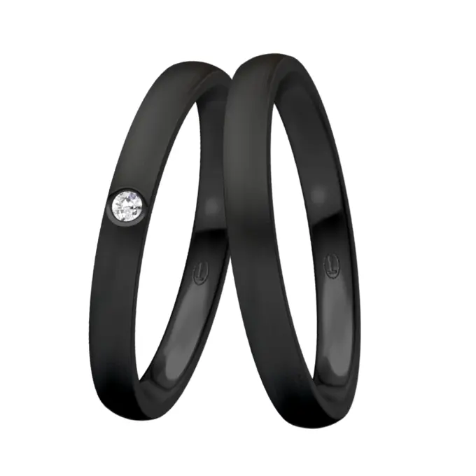 Trauringe aus schwarzem mattem Stahl mit weißen Diamanten 0,025 Karat