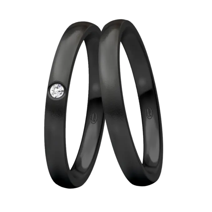 Trauringe aus schwarzem sandmattem Stahl mit weißen Diamanten
