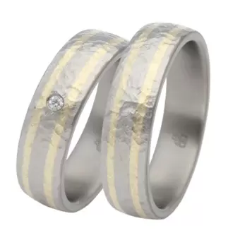 Titan&Gelbgold Eheringe mit Labor-Diamanten in Hammerschlag Design