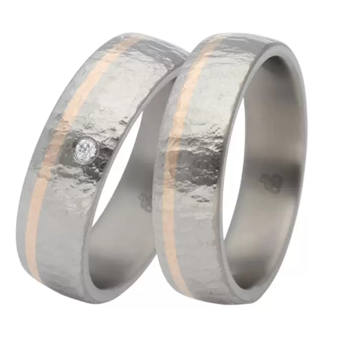 Titan&Roségold Eheringe mit Labor-Diamanten in strukturierter Oberfläche