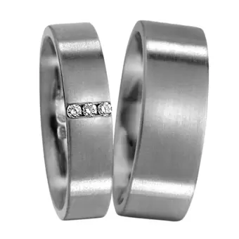 Eheringe aus nickelfreiem Titan, mattiert mit 3 Diamanten in 4,5 und 6,5 mm