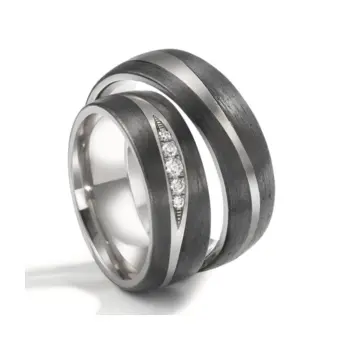 Titan Trauringe mit mehreren Diamanten und zwei Carbon Streifen