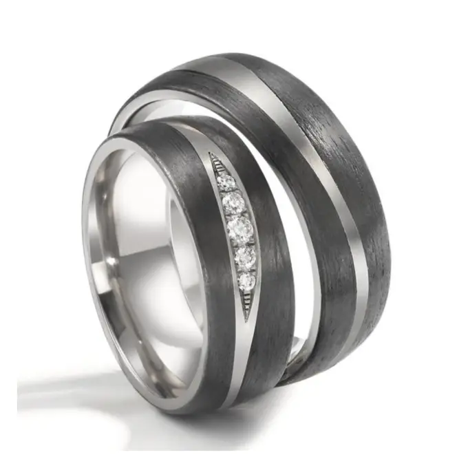 Titan Trauringe mit mehreren Diamanten und zwei Carbon Streifen