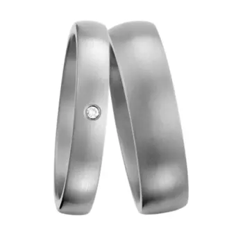 Schlichte Eheringe und Trauringe aus nickelfreiem Titan mattiert mit einem Diamanten