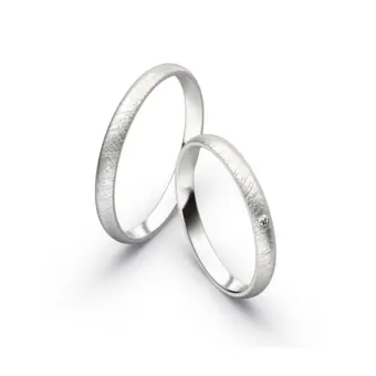 Aufnahme von schlichten eismatten Trauringen aus Weissgold mit Diamant mit 2,5 mm Breite 