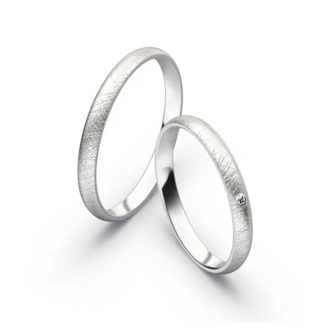 Aufnahme von schlichten eismatten Trauringen aus Weissgold mit Diamant mit 2,5 mm Breite 
