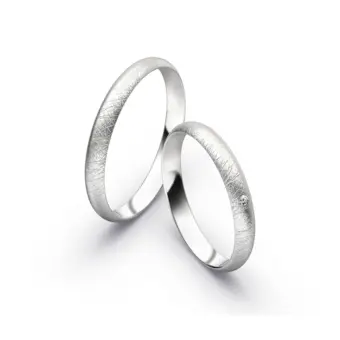 Aufnahme von schlichten eismatten Trauringen aus Weissgold mit Diamant mit 3 mm Breite