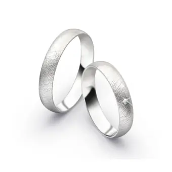 Aufnahme von schlichten eismatten Trauringen aus Weissgold mit Diamant mit 4 mm Breite 