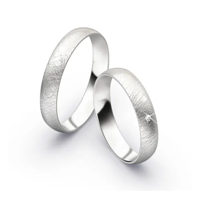Aufnahme von schlichten eismatten Trauringen aus Weissgold mit Diamant mit 4 mm Breite 