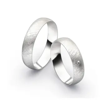  	Aufnahme von schlichten eismatten Trauringen aus Weissgold mit Diamant mit 5 mm Breite 