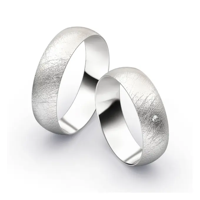 	Aufnahme von schlichten eismatten Trauringen aus Weissgold mit Diamant mit 6 mm Breite 