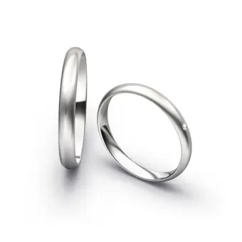 Aufnahme von schlichten sandmatten Trauringen aus Weissgold mit Diamant mit 3 mm Breite 
