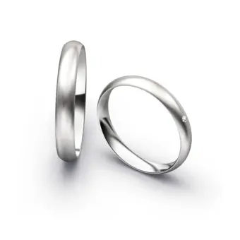 Aufnahme von schlichten sandmatten Trauringen aus Weissgold mit Diamanten mit 3,5 mm Breite 