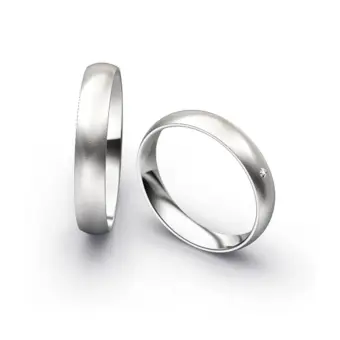  	Aufnahme von schlichten sandmatten Trauringen aus Weissgold mit Diamanten mit 4 mm Breite 