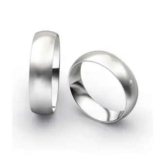 Aufnahme von schlichten sandmatten Trauringen aus Weissgold mit Diamanten mit 6 mm Breite