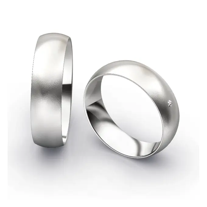 Aufnahme von schlichten sandmatten Trauringen aus Weissgold mit Diamanten mit 6 mm Breite