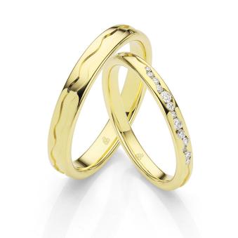 Polierte Eheringe aus Gelbgold in zwei Breiten mit 13 Diamanten