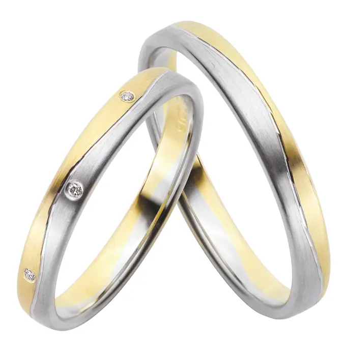 Gelb-&Weissgold Eheringe mit Längsmattierung und drei Diamanten