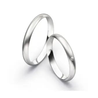 Aufnahme von schlichten matten Trauringen aus Weissgold mit Diamanten mit 3 mm Breite 