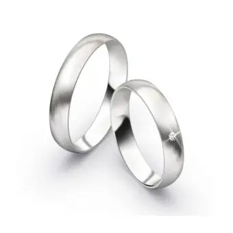 Aufnahme der schmalen Eheringe aus Weißgold mit Diamanten 