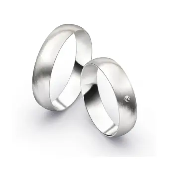  	Aufnahme von schlichten matten Trauringen aus Weissgold mit Diamanten mit 5 mm Breite 