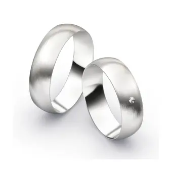 Aufnahme von schlichten matten Trauringen aus Weissgold mit Diamanten mit 6 mm Breite 