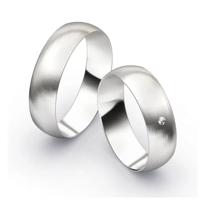 Aufnahme von schlichten matten Trauringen aus Weissgold mit Diamanten mit 6 mm Breite 