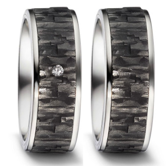 Moderne Titan Partnerringe Eheringe mit schwarzer Carboneinlage  und Strukturierung mit Diamant Tita