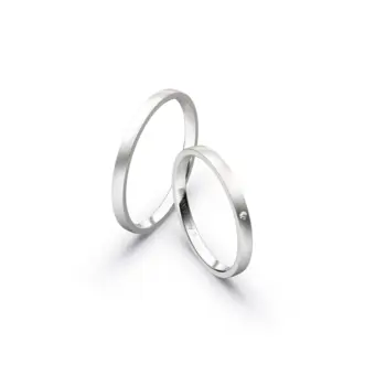 Aufnahme von schmalen Eheringen aus Weissgold in 2 mm Breite mit Diamant und Sandmattierung