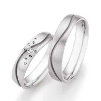 mattierte Eheringe aus Weißgold mit Diamanten und markanter Rille