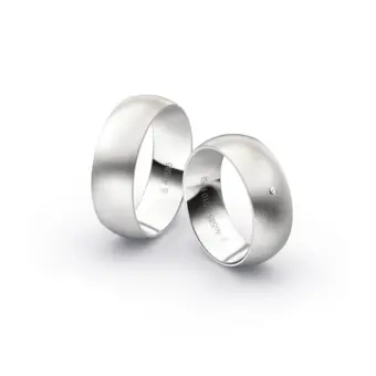 Aufnahme von seidenmatten Trauringen aus Weissgold mit weißem 0,01 Ct. Diamanten