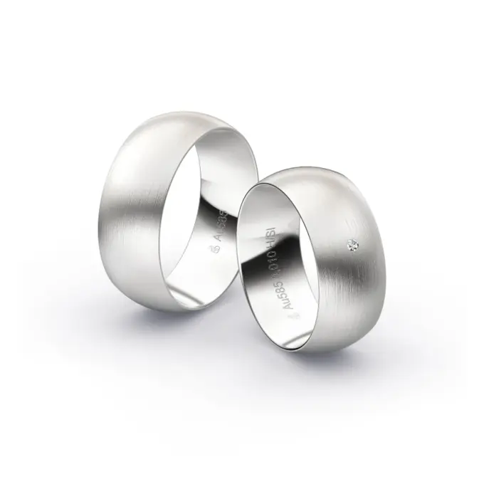 Aufnahme von Trauringen aus Weissgold mit Längsmattierung und Diamanten