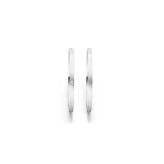 Aufnahme von schmalen Eheringen aus Weissgold in 1,5 mm Breite mit Diamant und Sandmattierung 
