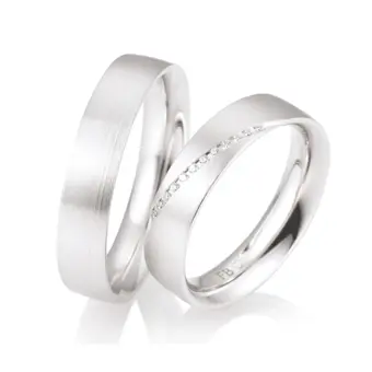 Matte Weißgold Eheringe mit einem schrägen Band aus Diamanten