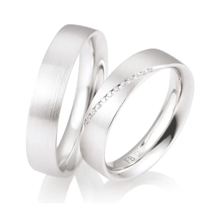 Matte Weißgold Eheringe mit einem schrägen Band aus Diamanten
